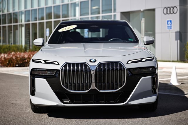 Used 2025 BMW 740i xDrive image 13