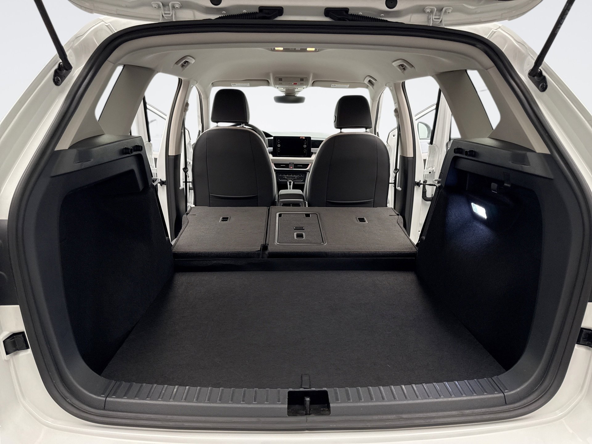 Used 2025 Volkswagen Taos SE image 22