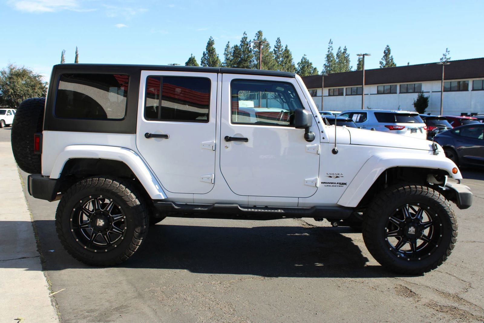 Used 2018 Jeep Wrangler Unlimited Sahara w/ Connectivity Group image 8