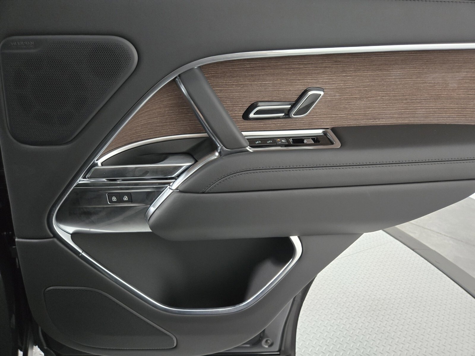 New 2025 Land Rover Range Rover SE image 19