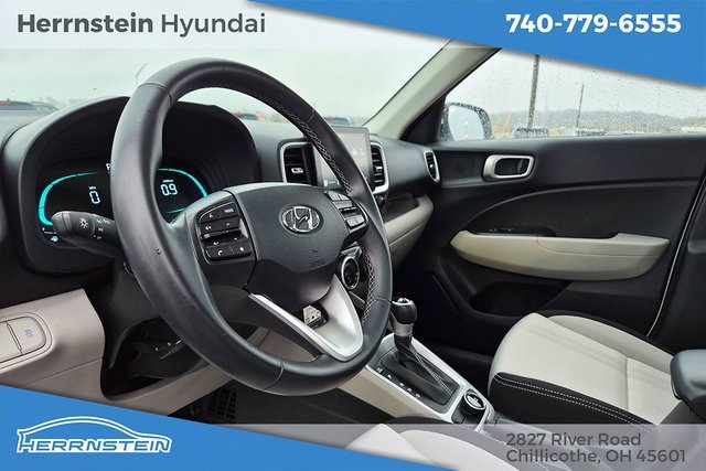 Used 2023 Hyundai Venue SEL image 18