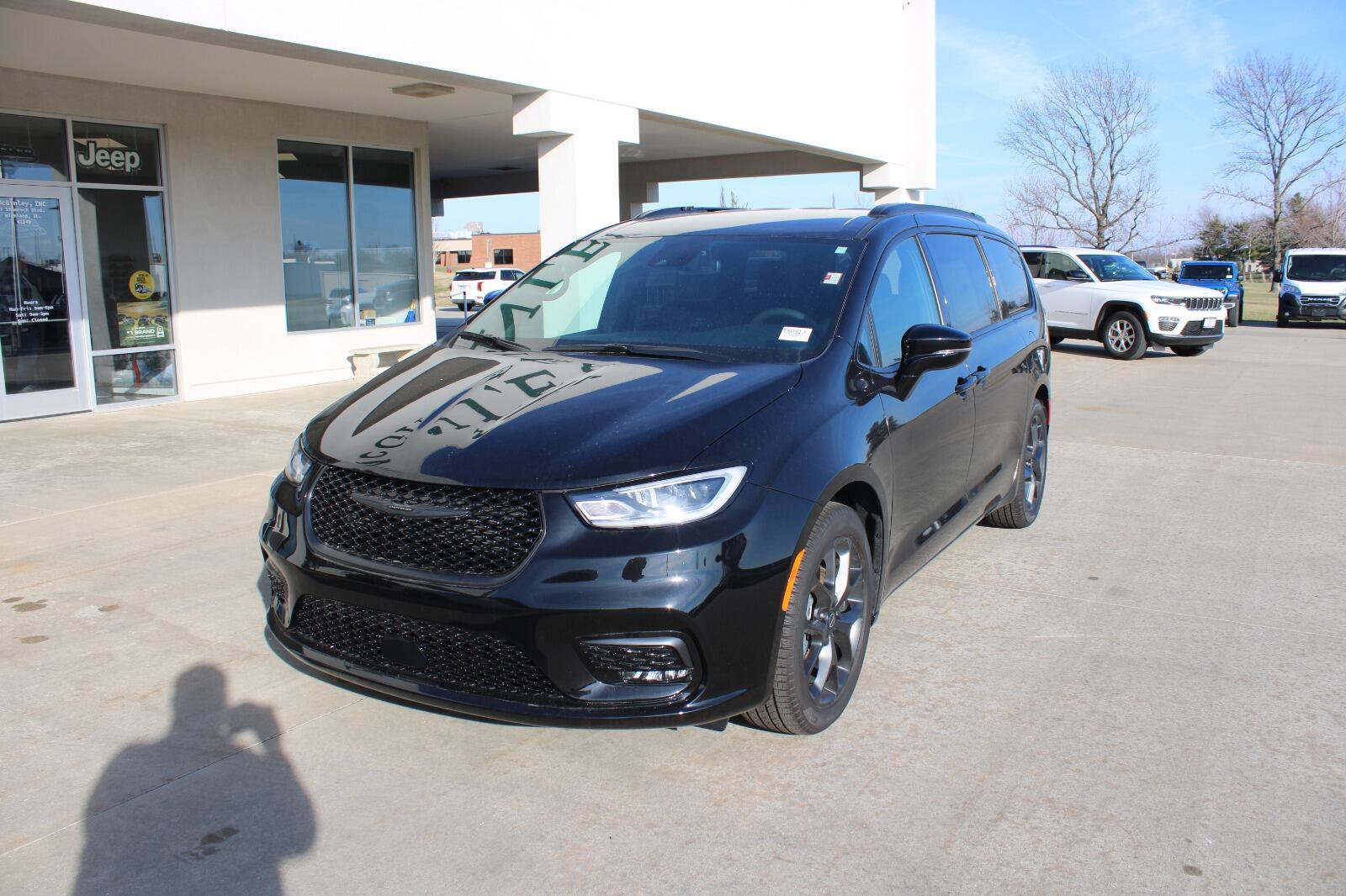 New 2026 Chrysler Pacifica Select w/ S Appearance Package FWD image 2