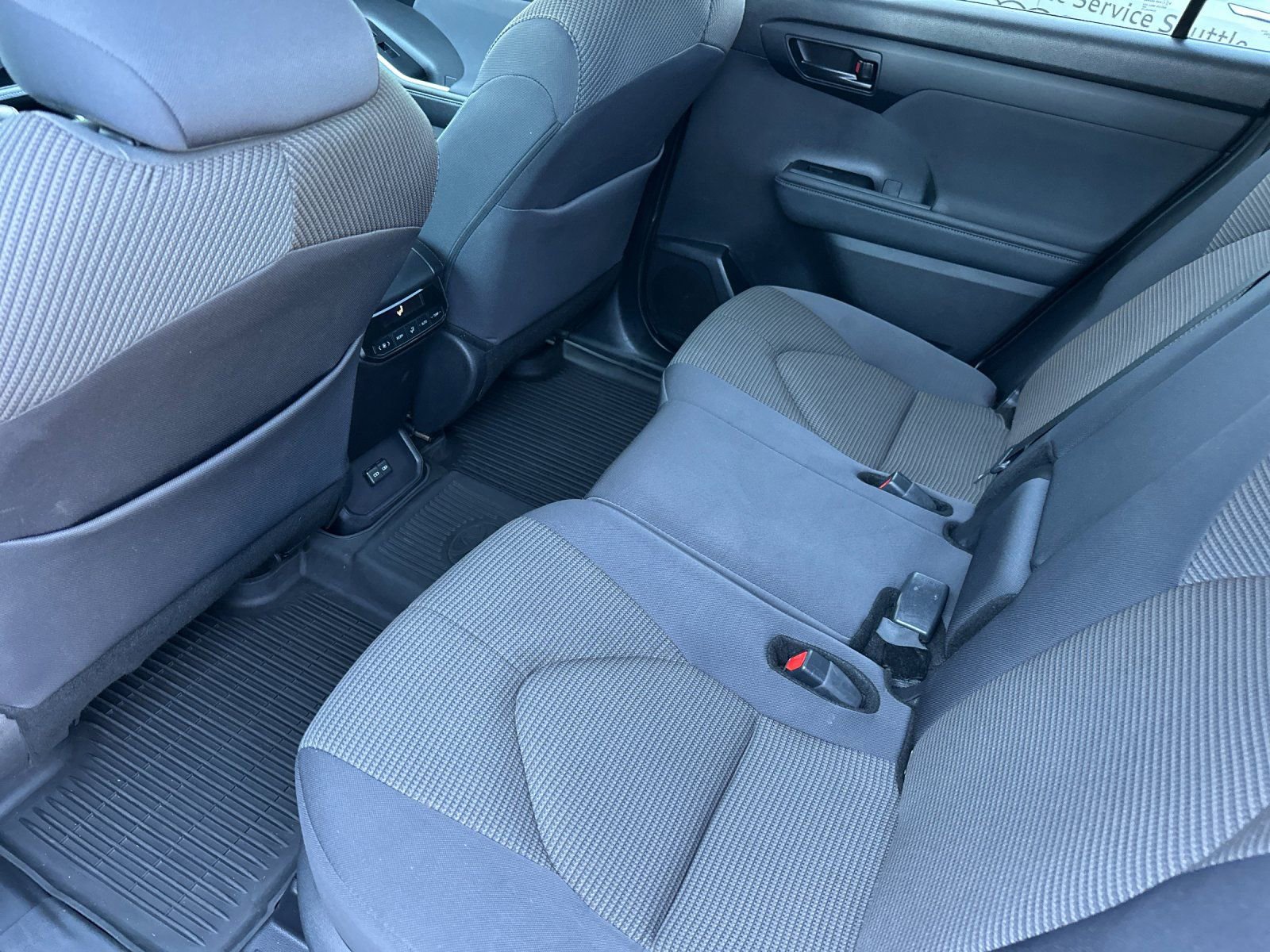 Used 2024 Toyota Highlander LE AWD/4WD image 12