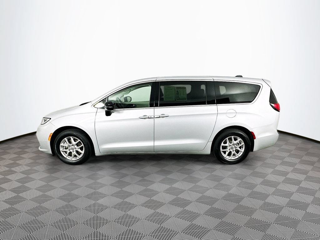 Certified 2024 Chrysler Pacifica Touring-L FWD image 6