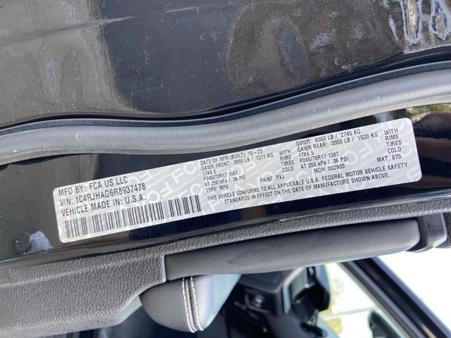 Used 2024 Jeep Grand Cherokee Laredo image 33