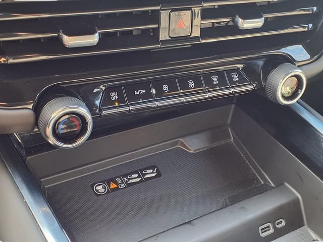 Used 2025 Chevrolet Suburban Z71 AWD/4WD image 15