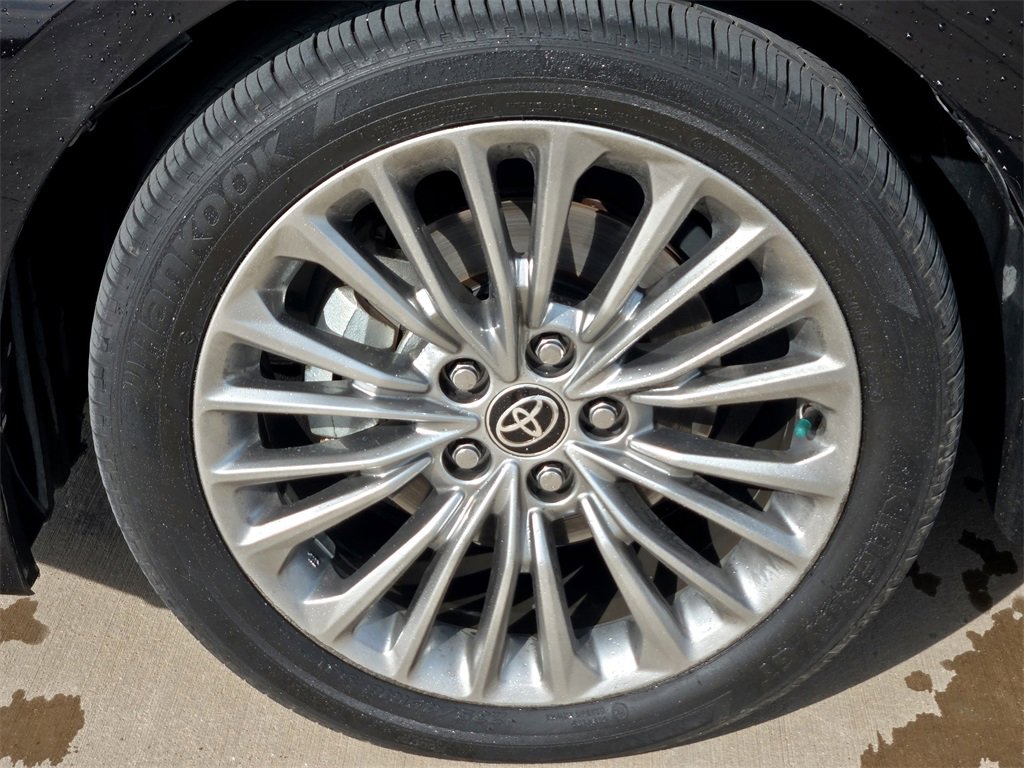 Used 2021 Toyota Avalon Limited image 9