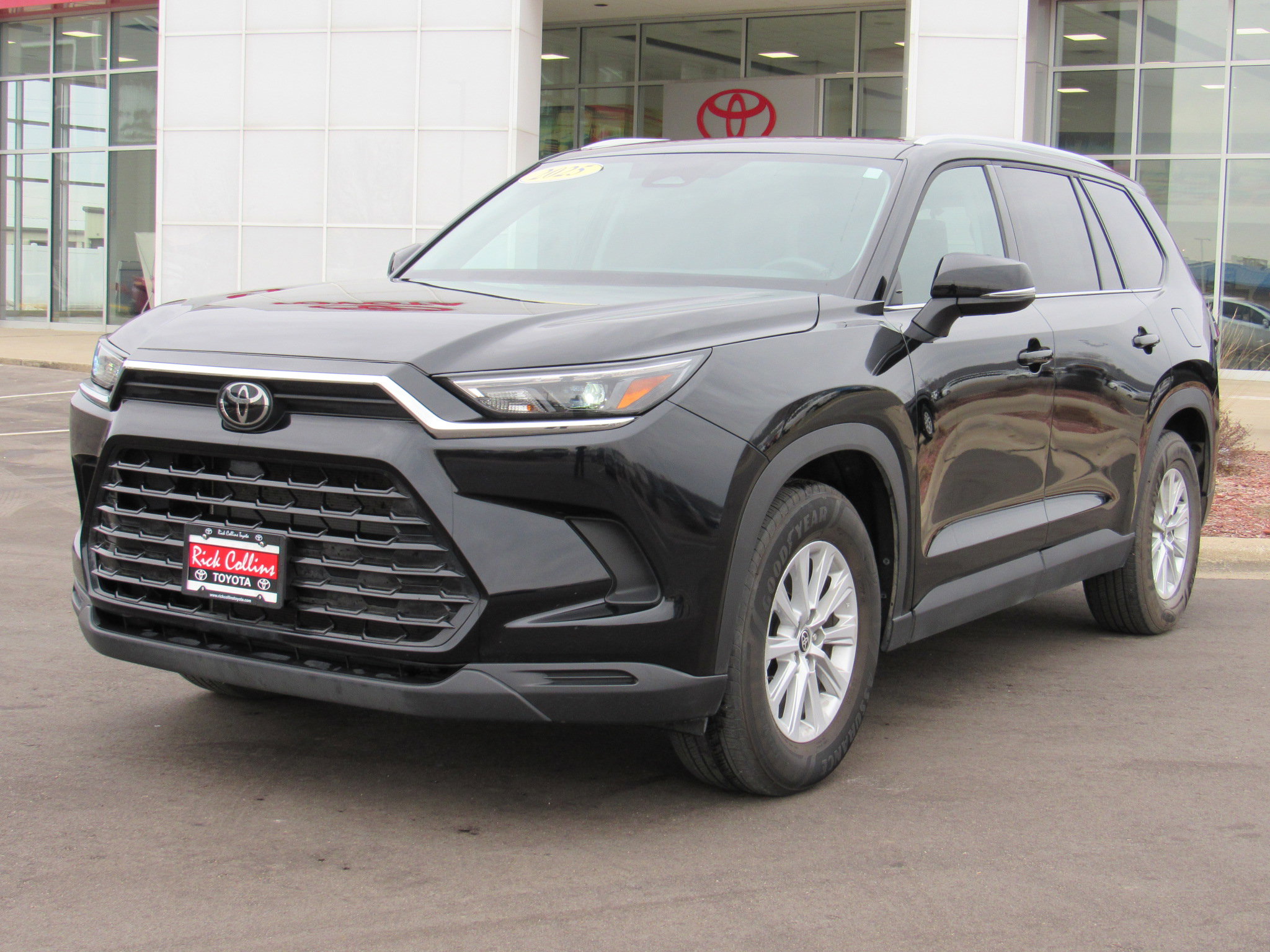 Used 2025 Toyota Grand Highlander XLE image 2