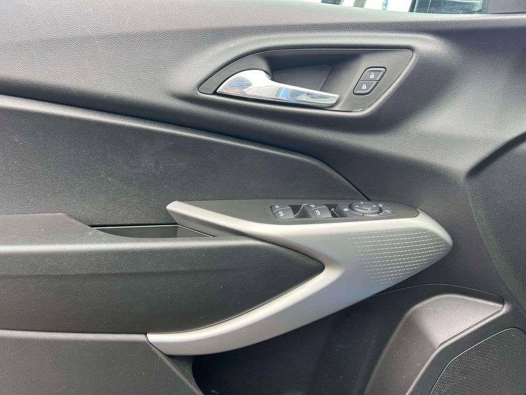 Used 2024 Chevrolet Trax RS w/ Driver Confidence Package FWD image 15