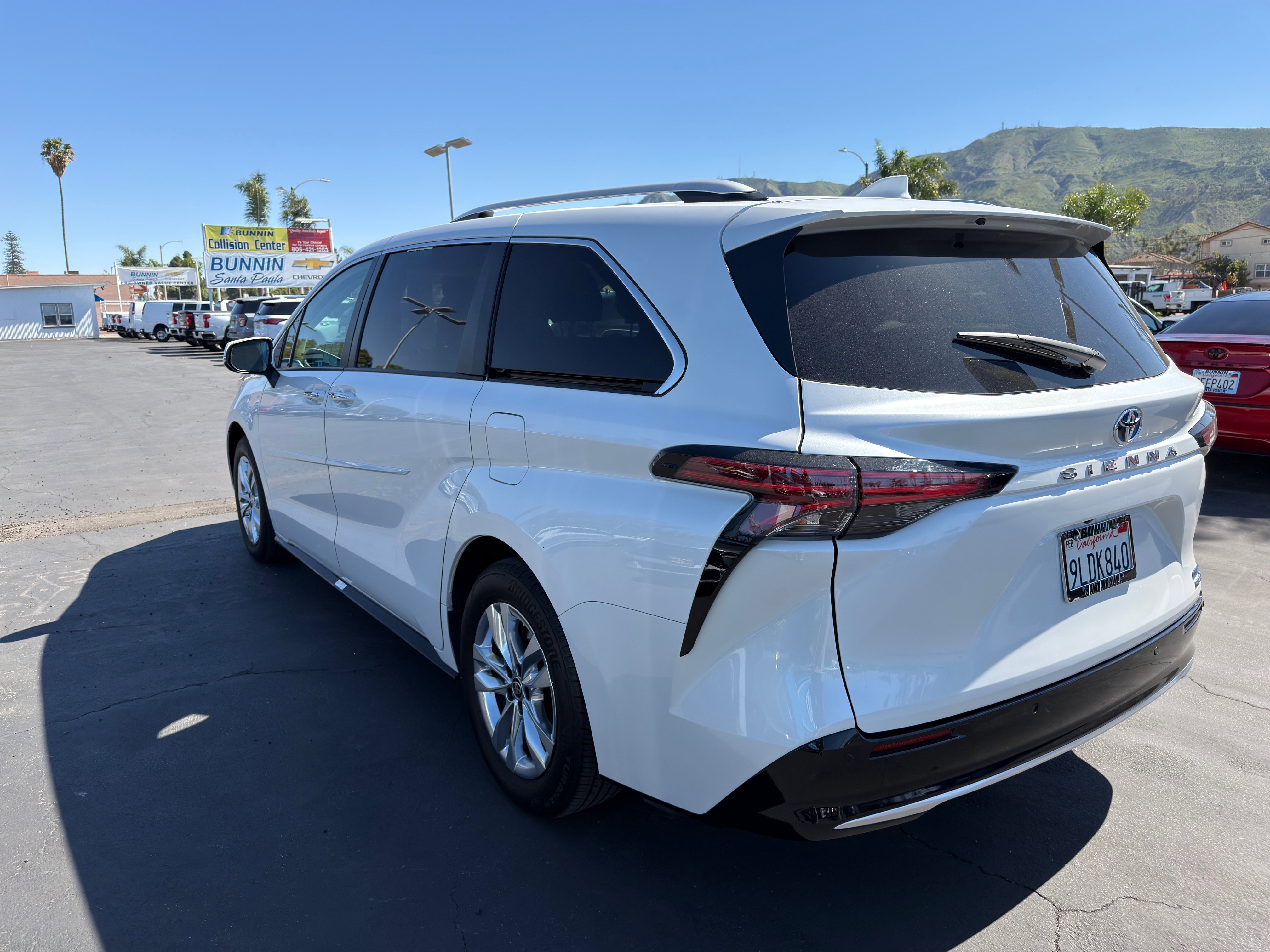 Used 2023 Toyota Sienna Limited image 6
