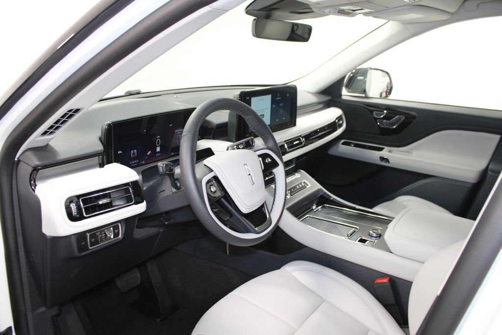 New 2026 Lincoln Aviator 2WD w/ Jet Appearance Package image 23
