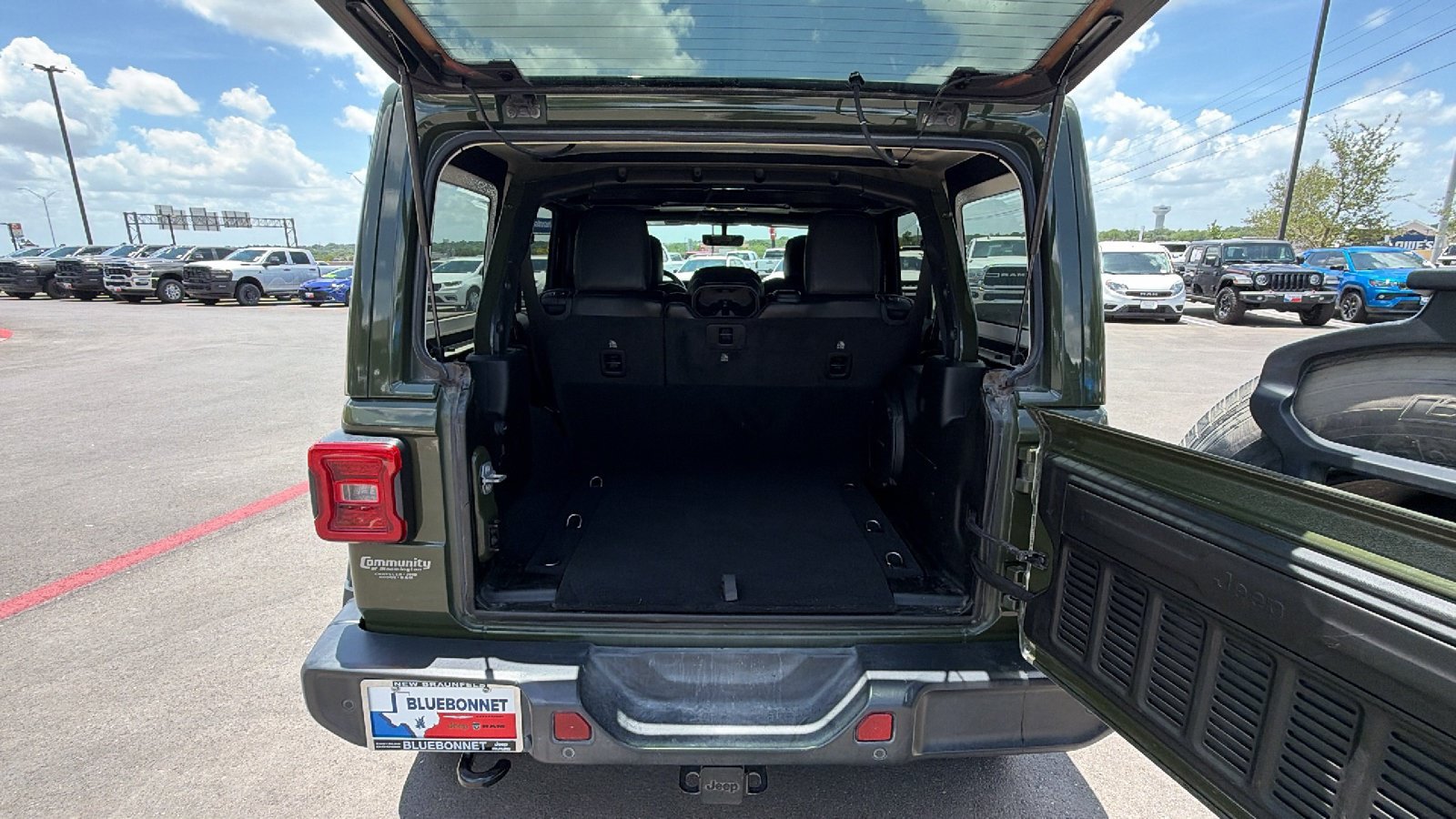 Certified 2020 Jeep Wrangler Unlimited Sahara AWD/4WD image 28