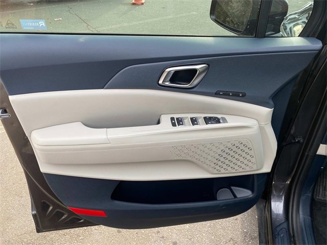 Used 2025 Kia Carnival EX image 13