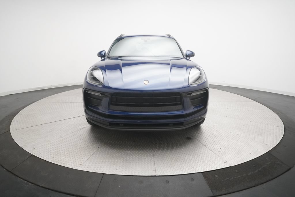 Certified 2022 Porsche Macan AWD/4WD image 2