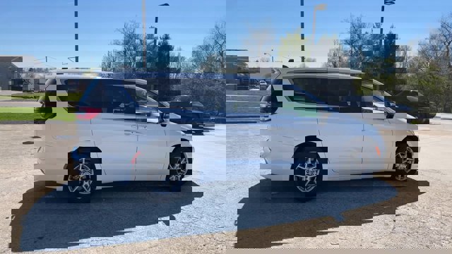 Used 2024 Chrysler Pacifica Touring-L image 9