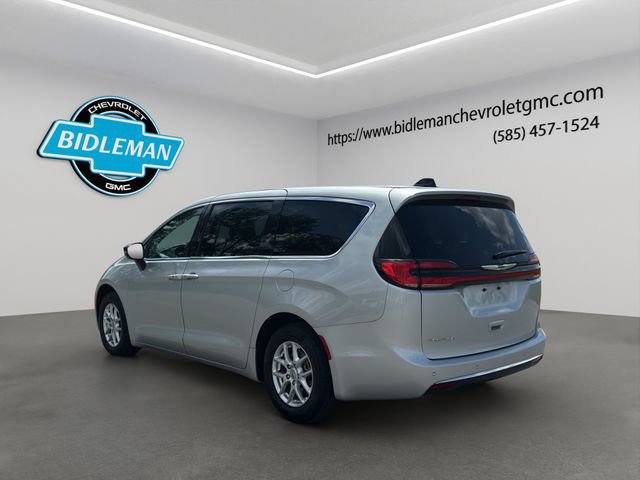 Used 2024 Chrysler Pacifica Touring-L FWD image 5
