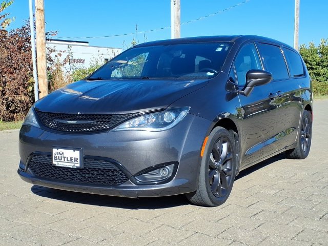 Used 2019 Chrysler Pacifica Touring Plus w/ S Appearance Package FWD image 2
