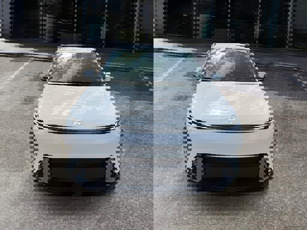 Used 2025 Hyundai Kona SEL image 2