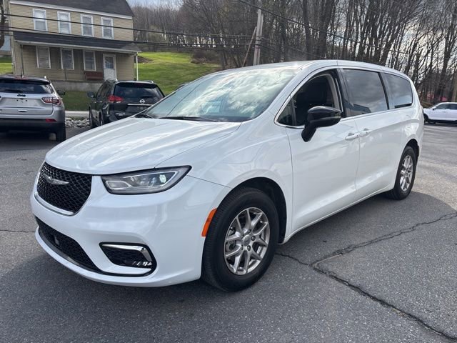 Used 2024 Chrysler Pacifica Touring-L image 3