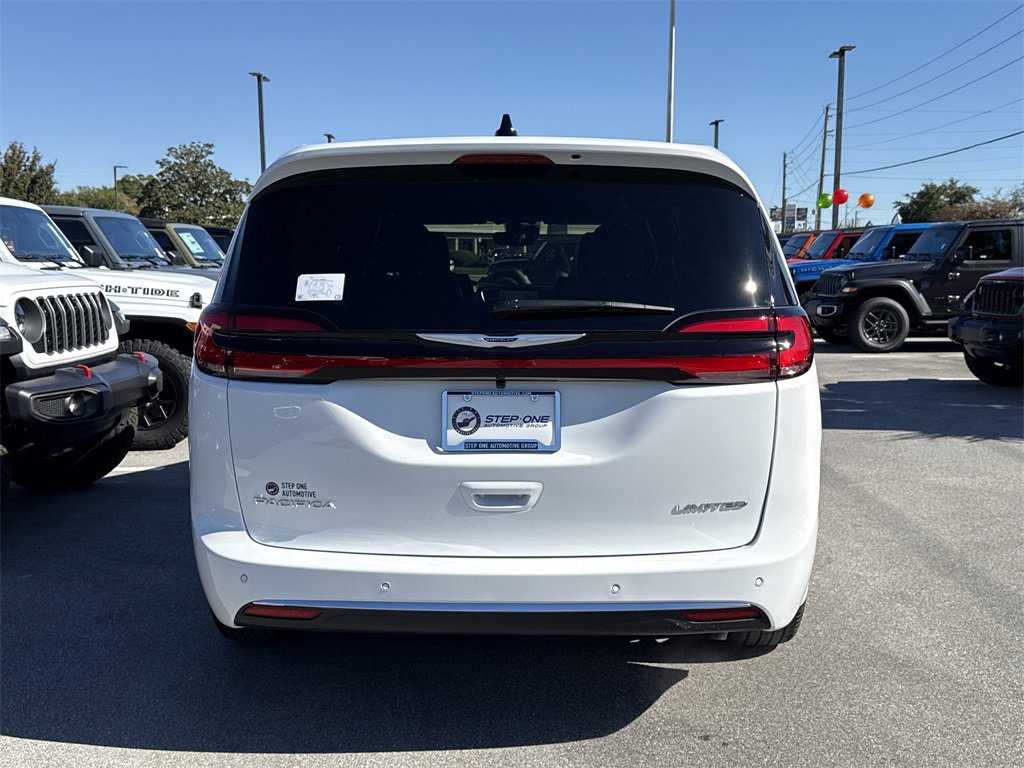 New 2026 Chrysler Pacifica Limited image 6