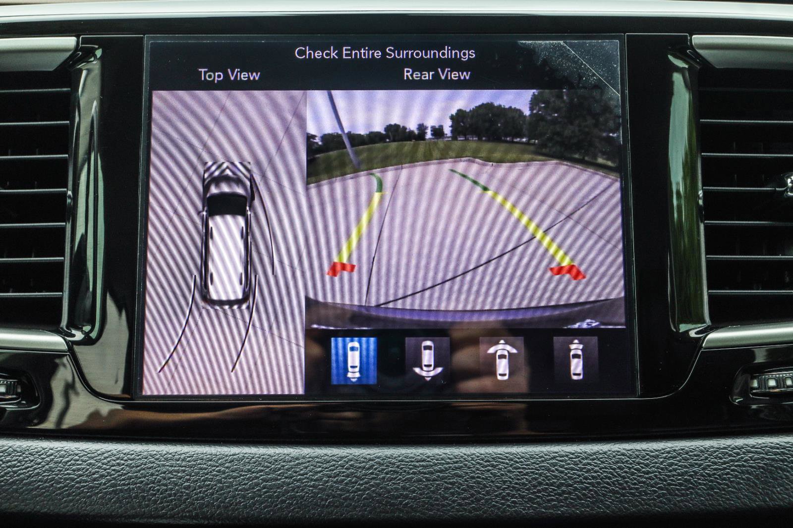 Used 2019 Chrysler Pacifica Touring-L w/ Advanced Safetytec Group FWD image 8