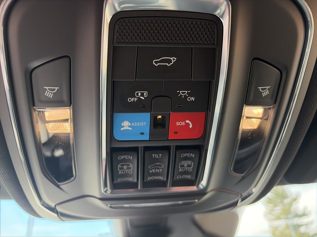 Used 2024 Jeep Grand Cherokee Limited w/ Black Appearance Package image 36