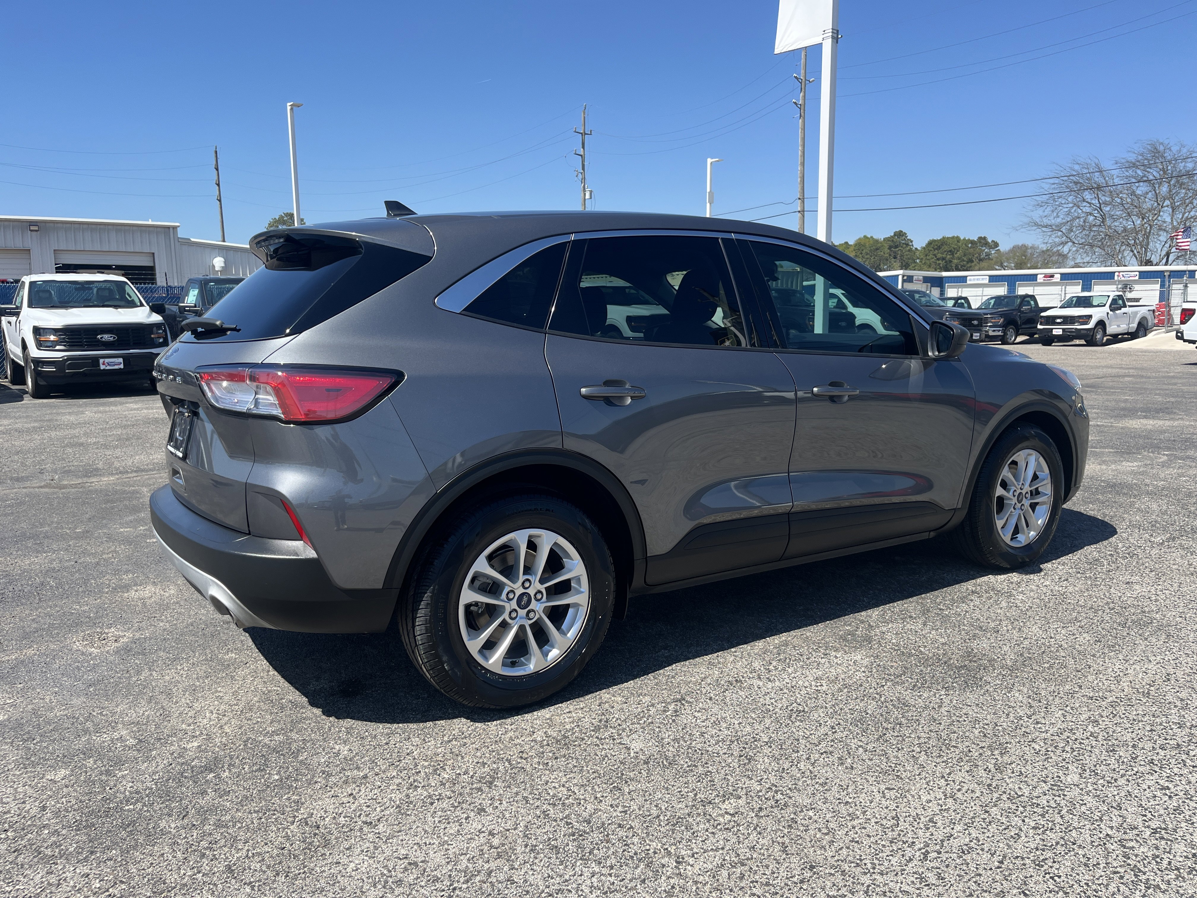 Used 2022 Ford Escape SE w/ Convenience Package image 2