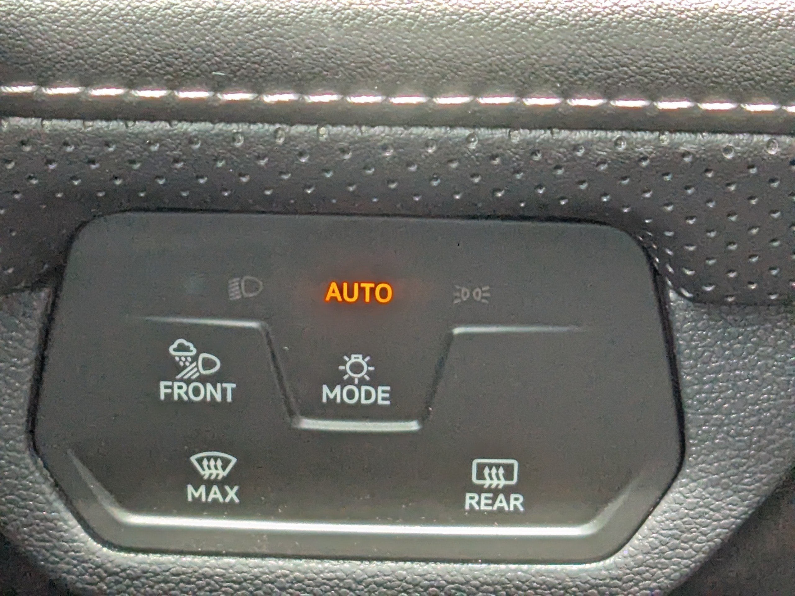 Used 2024 Volkswagen Atlas SE AWD/4WD image 31