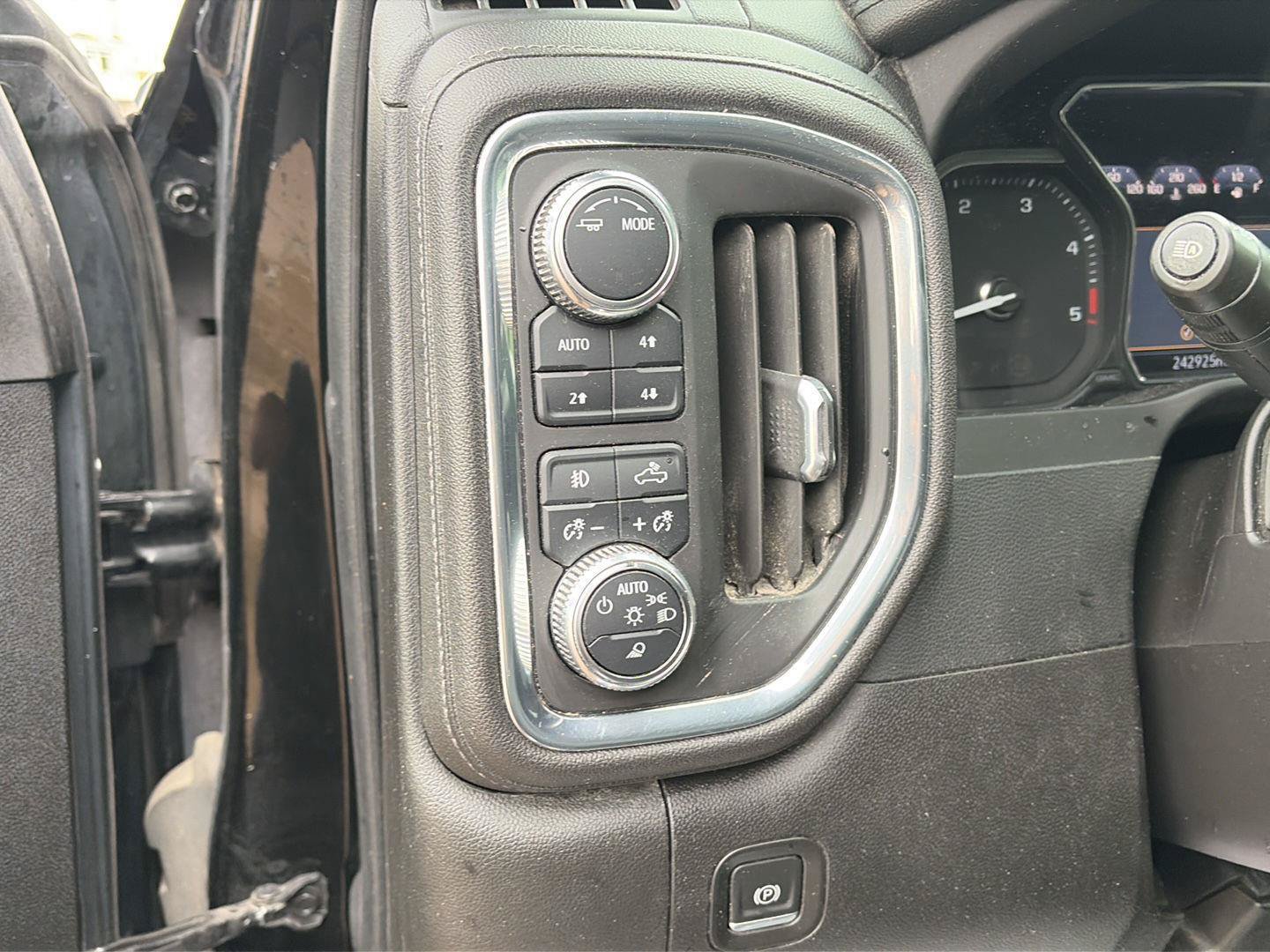 Used 2023 GMC Sierra 3500 Denali AWD/4WD image 18