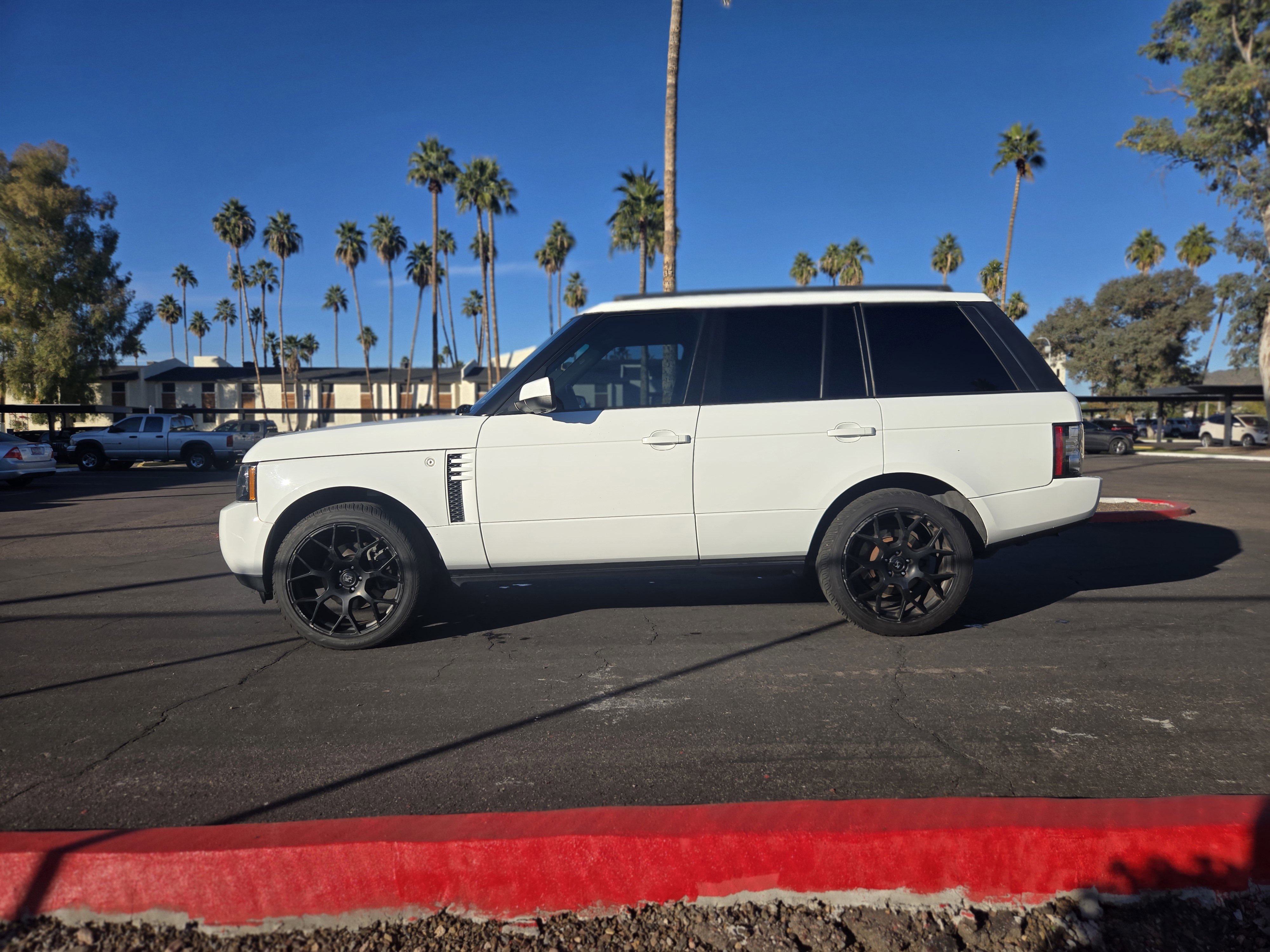 Used 2012 Land Rover Range Rover HSE LUX image 7