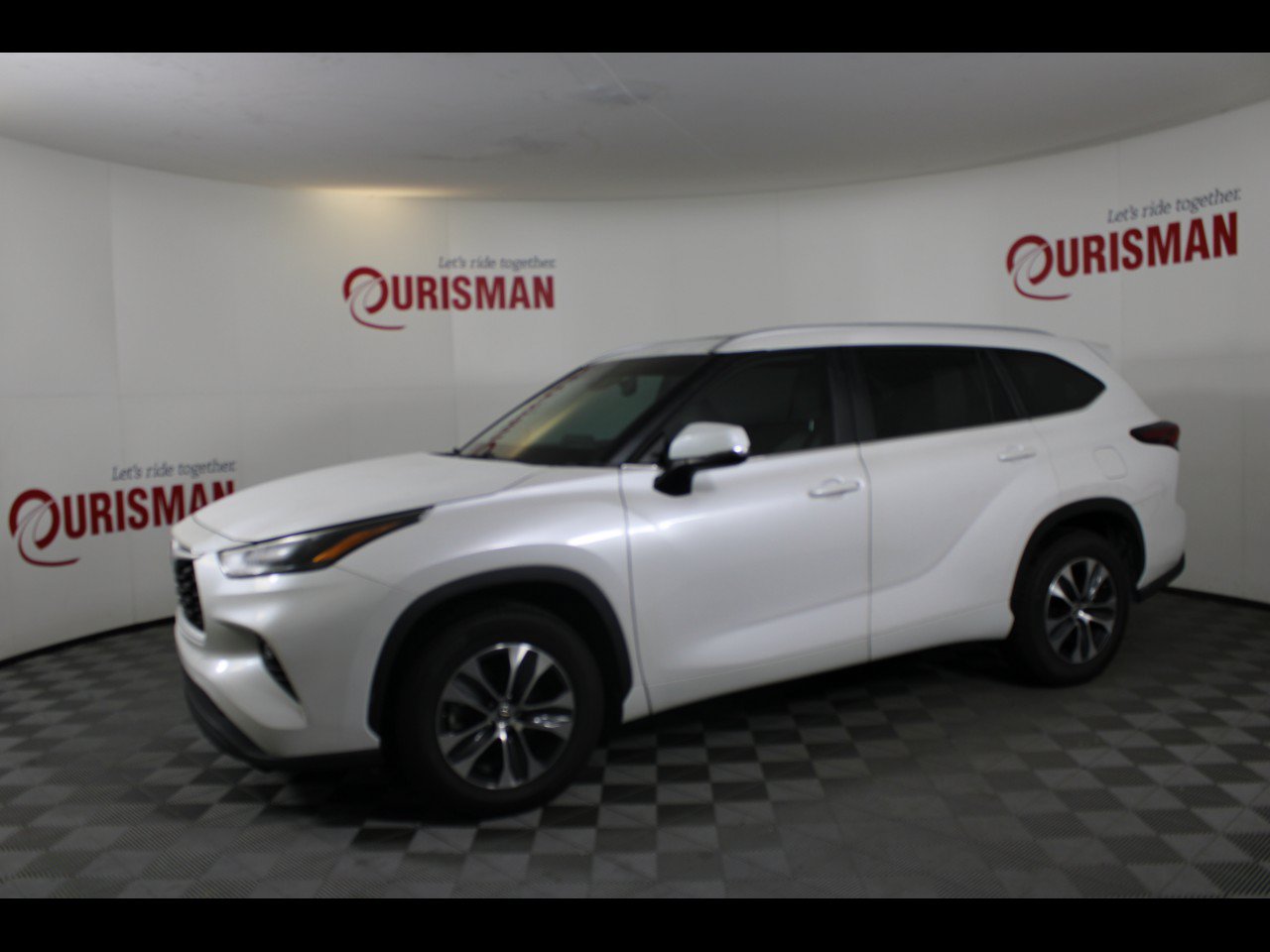 Used 2024 Toyota Highlander XLE FWD image 2