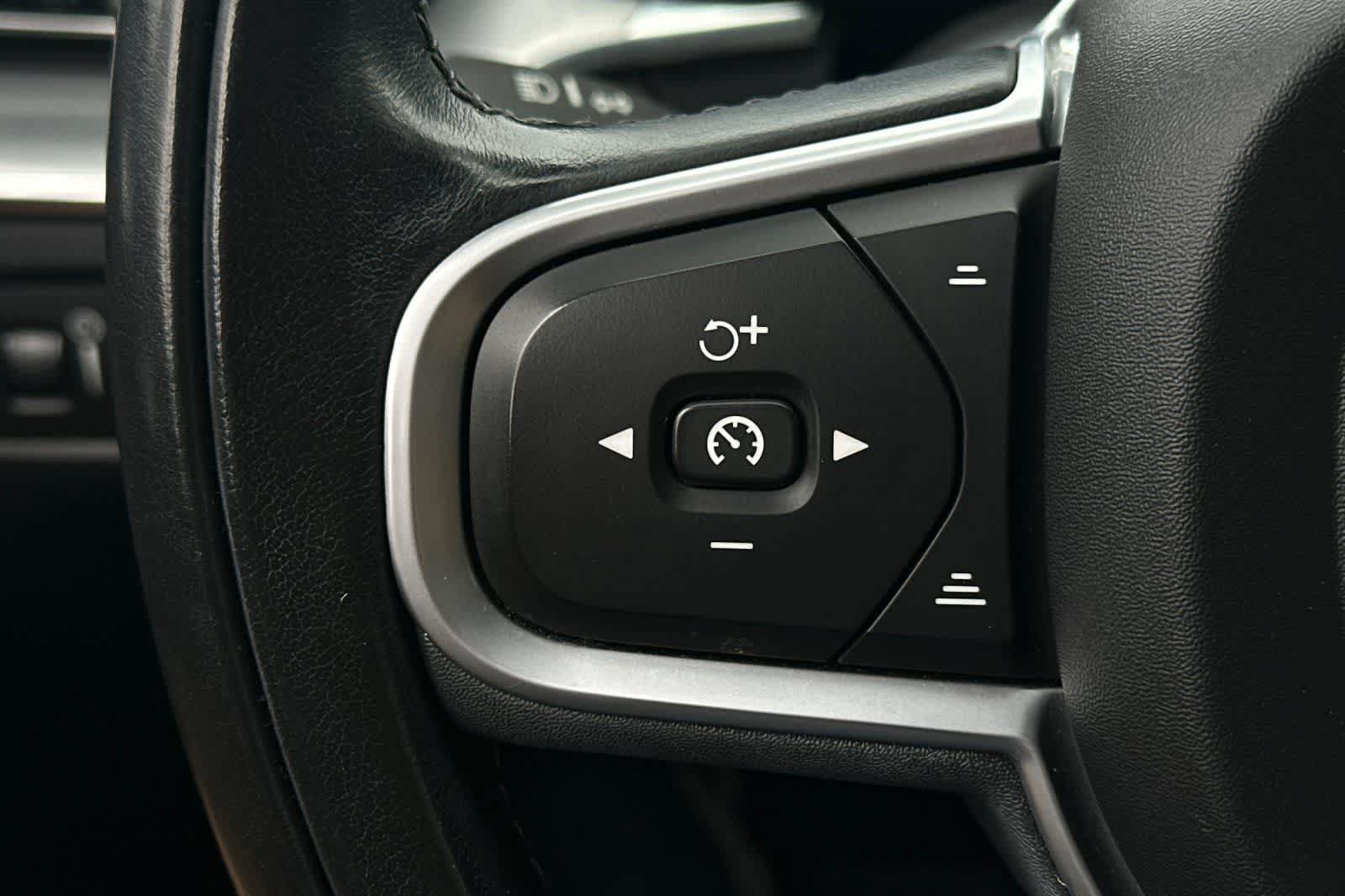 Used 2019 Volvo XC60 T6 Momentum w/ Multimedia Package AWD/4WD image 31