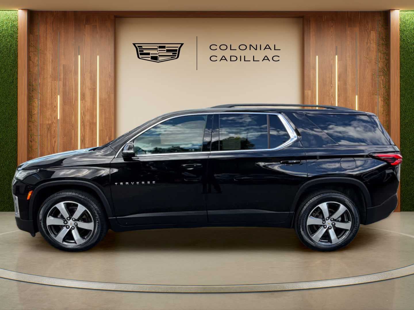Used 2023 Chevrolet Traverse LT w/ LT Premium Package AWD/4WD image 2