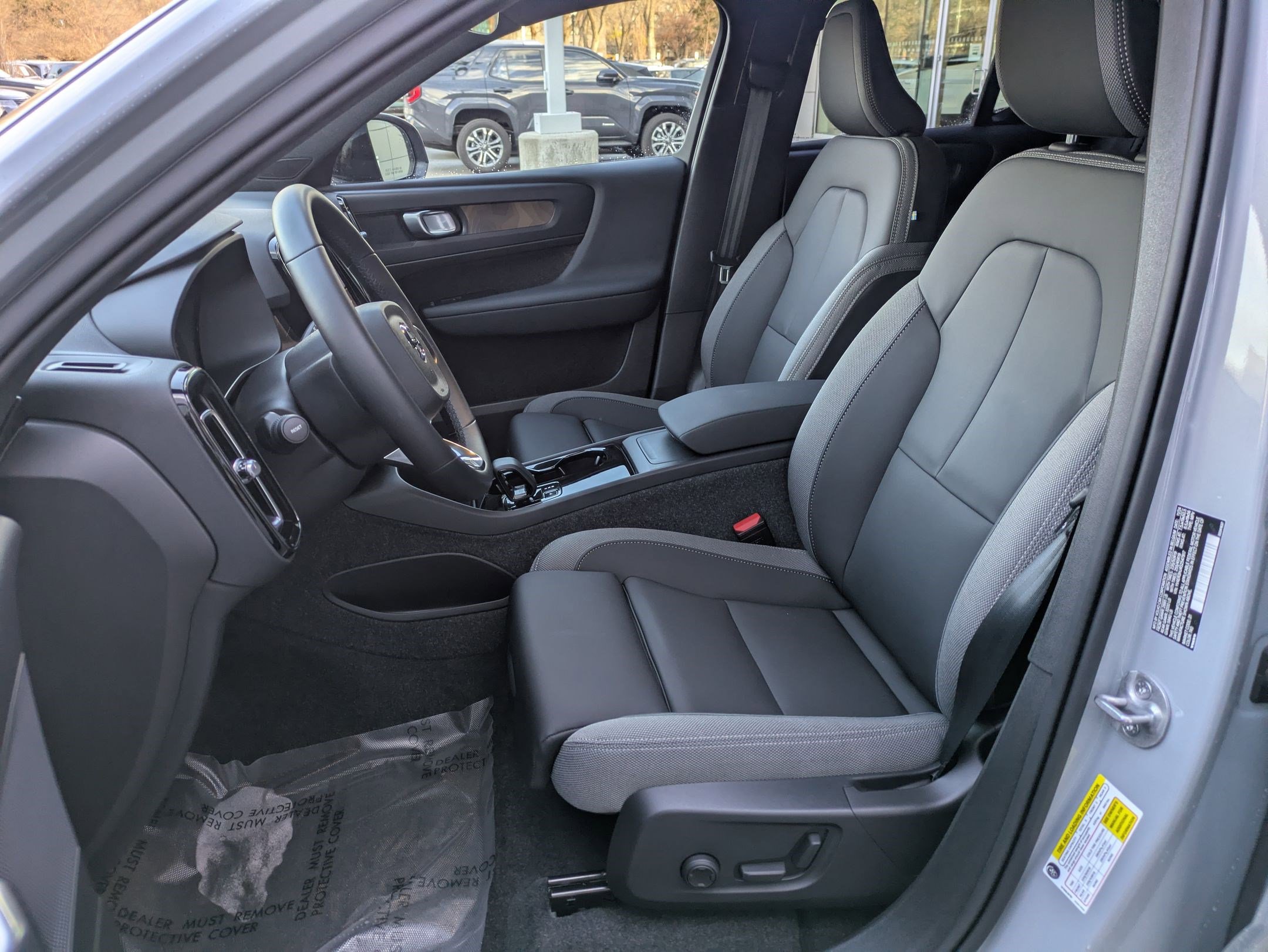 Used 2025 Volvo EX40 Core w/ Climate Package image 23