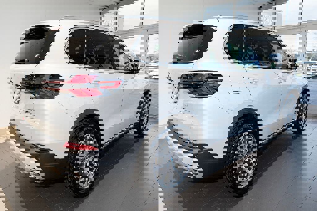 New 2026 BMW X5 xDrive50e image 5