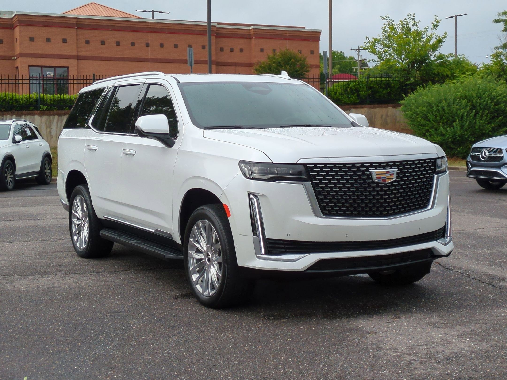 Used 2023 Cadillac Escalade Premium Luxury AWD/4WD image 2