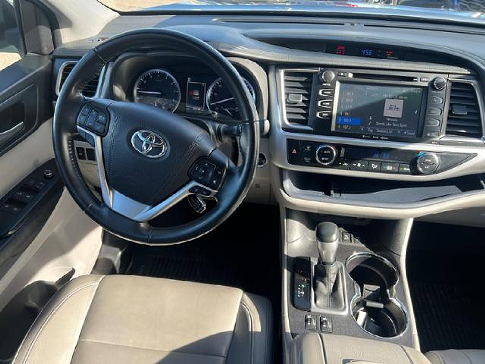 Used 2018 Toyota Highlander XLE AWD/4WD image 16