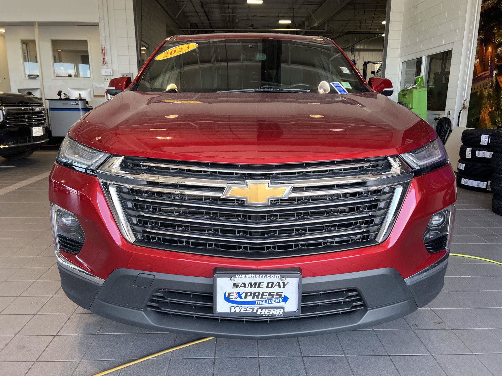 Used 2023 Chevrolet Traverse LT AWD/4WD image 2