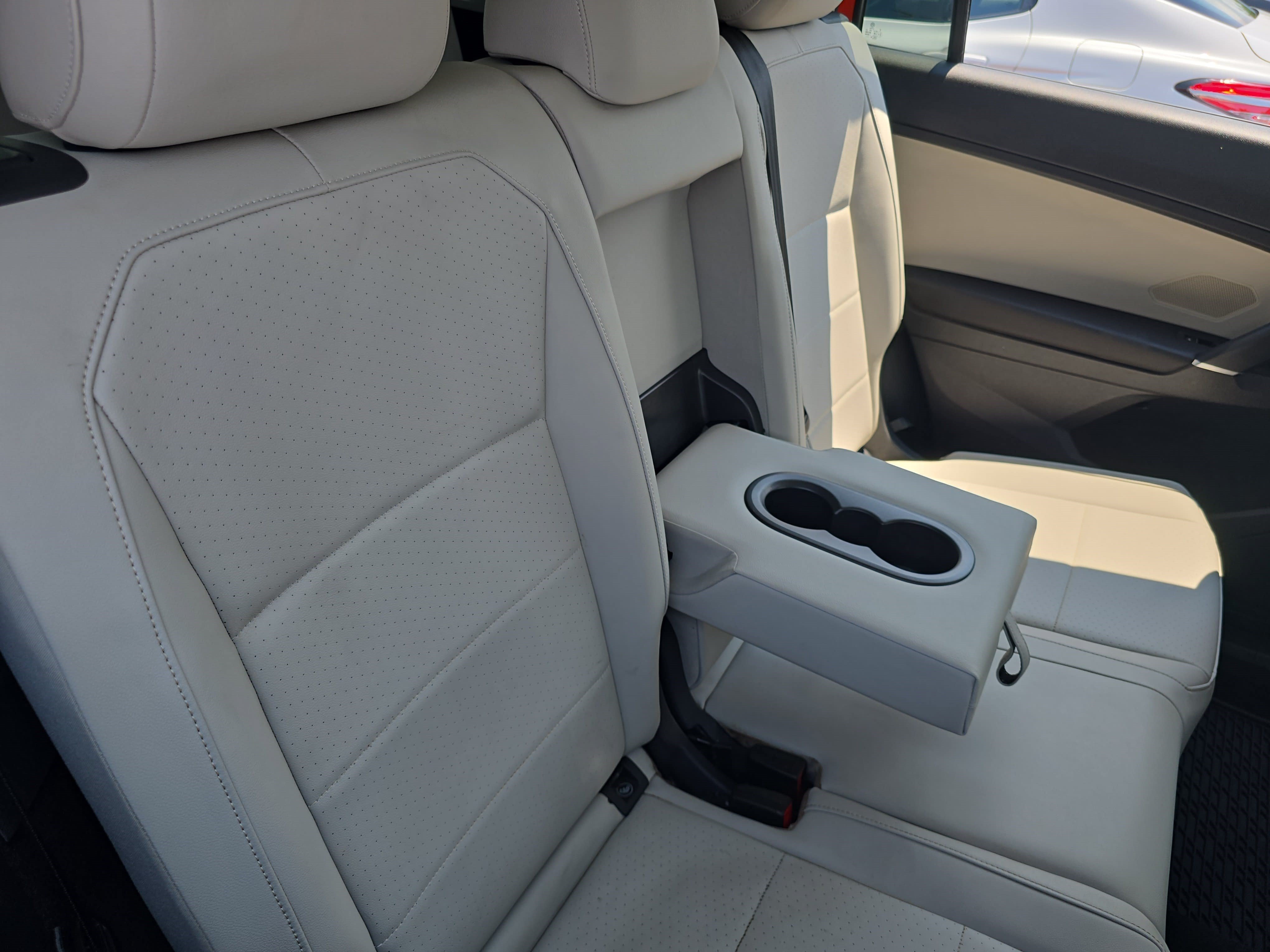 Used 2018 Volkswagen Tiguan SE w/ Panoramic Sunroof Package FWD image 12