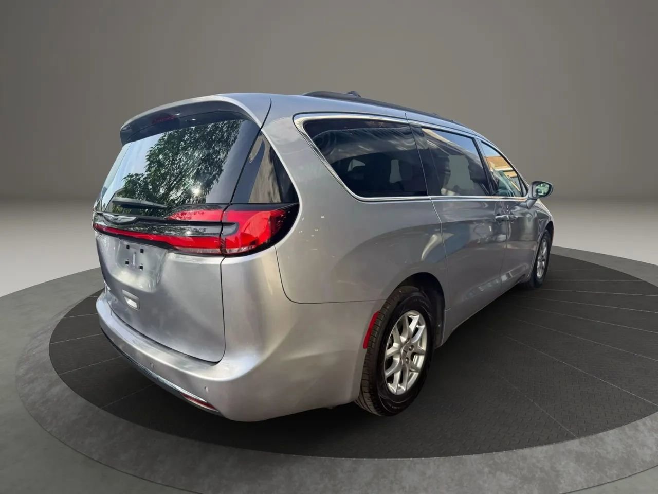 Used 2021 Chrysler Pacifica Touring w/ Uconnect Theater Family Group image 5