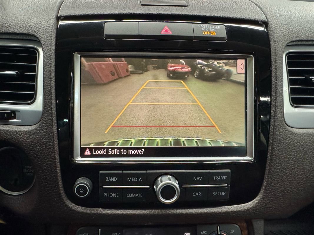 Used 2014 Volkswagen Touareg Sport image 28