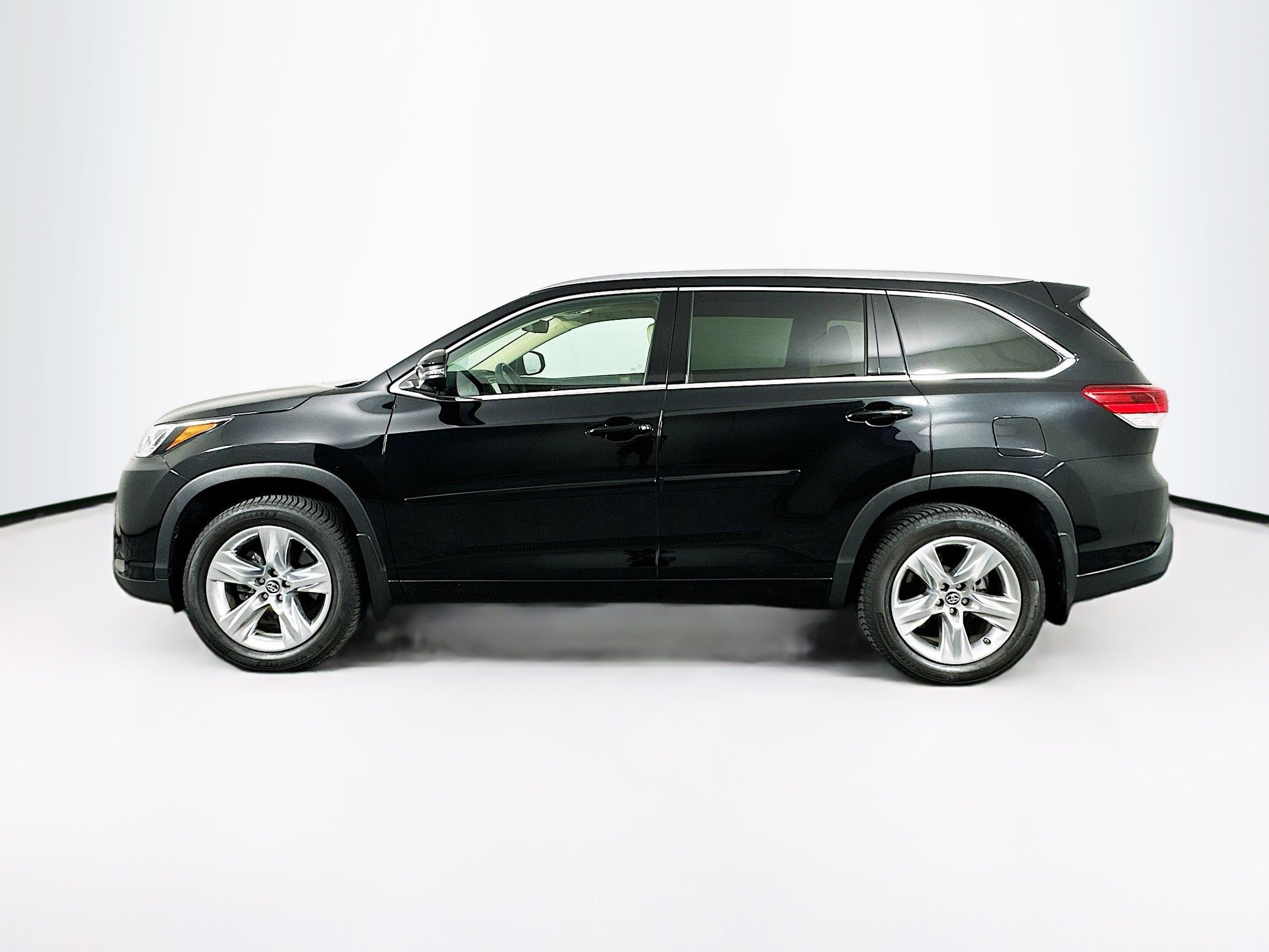 Used 2017 Toyota Highlander Limited w/ Protection Package #3 AWD/4WD image 4