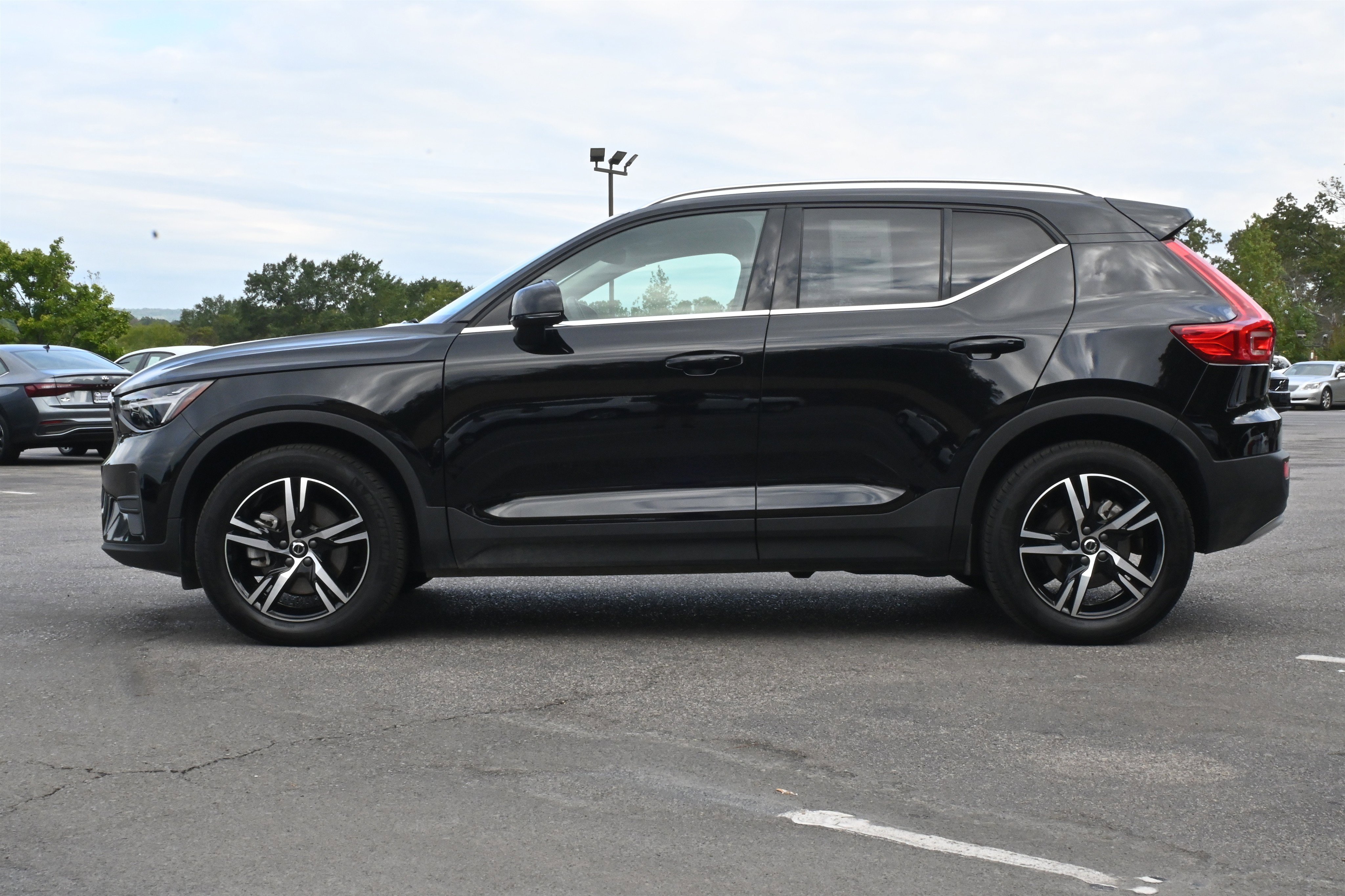 Used 2025 Volvo XC40 B5 Core image 6