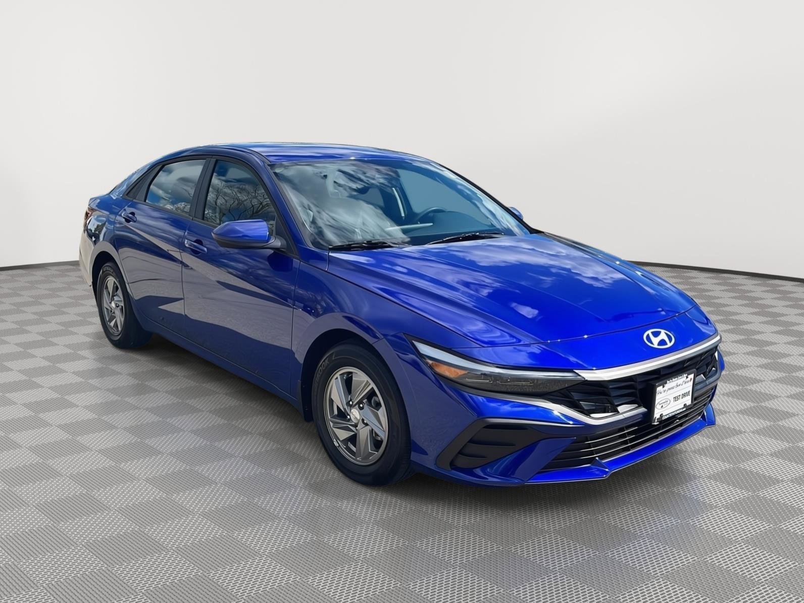 Certified 2025 Hyundai Elantra SE FWD image 3