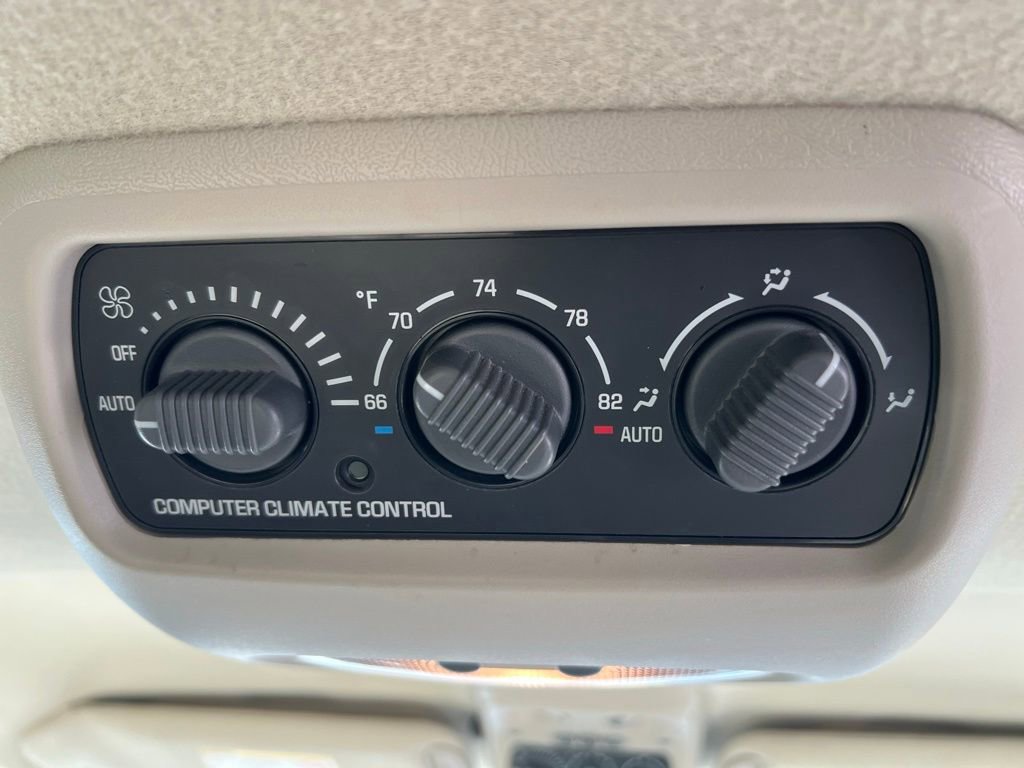 Used 2002 Chevrolet Suburban LT image 25
