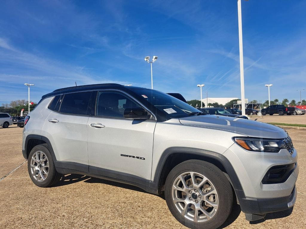 Used 2025 Jeep Compass Limited image 3