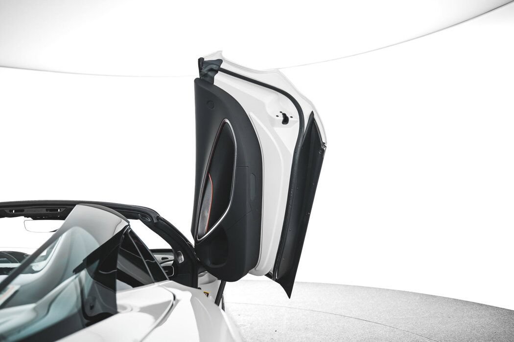 Used 2025 McLaren Artura Spider RWD image 38