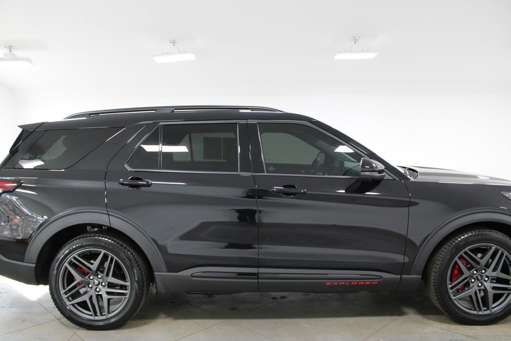 Used 2025 Ford Explorer ST image 11