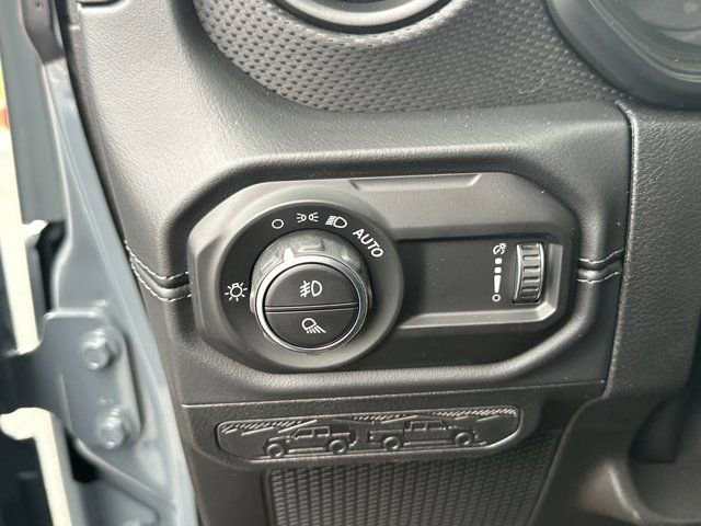 New 2026 Jeep Gladiator Rubicon w/ Technology Group AWD/4WD image 25
