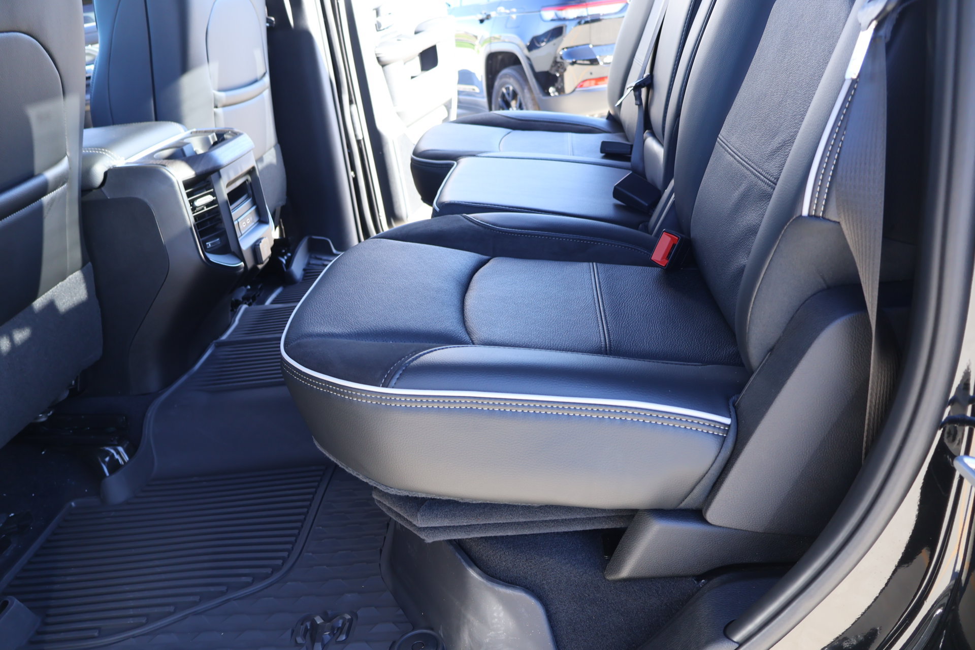 New 2027 RAM 2500 Laramie w/ Night Edition AWD/4WD image 13